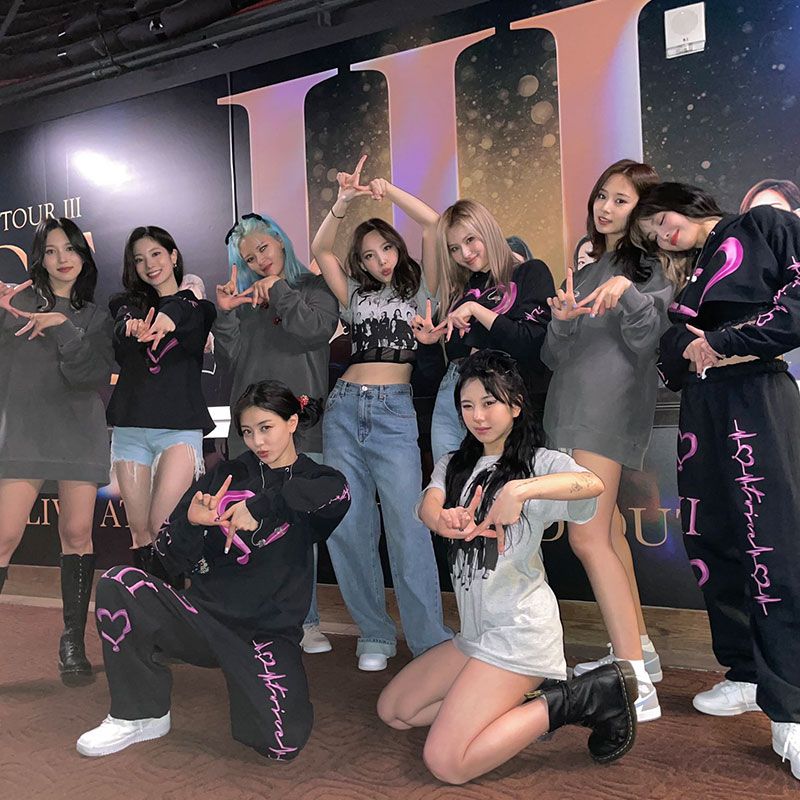 ENSEMBLE SWEAT À CAPUCHE ET PANTALON TWICE 4ÈME TOURNÉE MONDIALE III