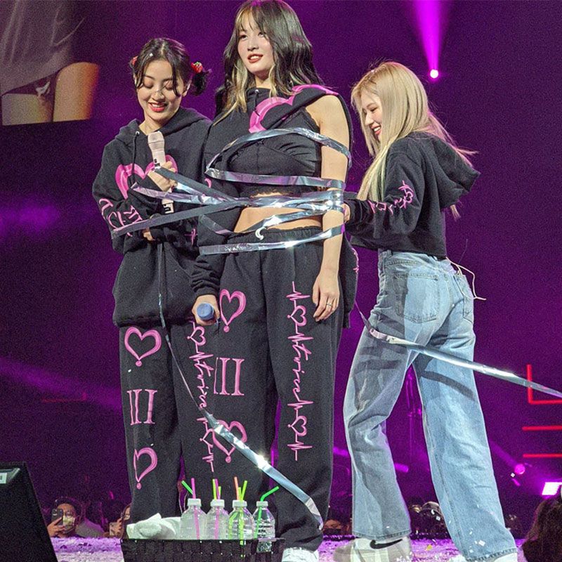 ENSEMBLE SWEAT À CAPUCHE ET PANTALON TWICE 4ÈME TOURNÉE MONDIALE III