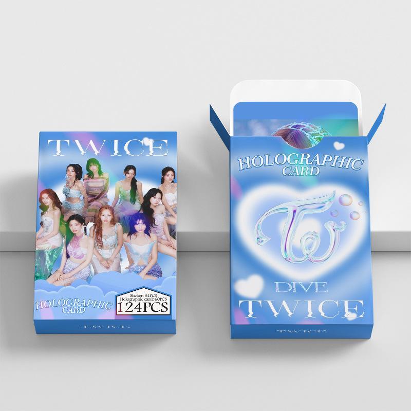 TWICE DIVE KIT - 124 PIÈCES (60 CARTES PHOTO HOLOGRAPHIQUES + 64 AUTOCOLLANTS)