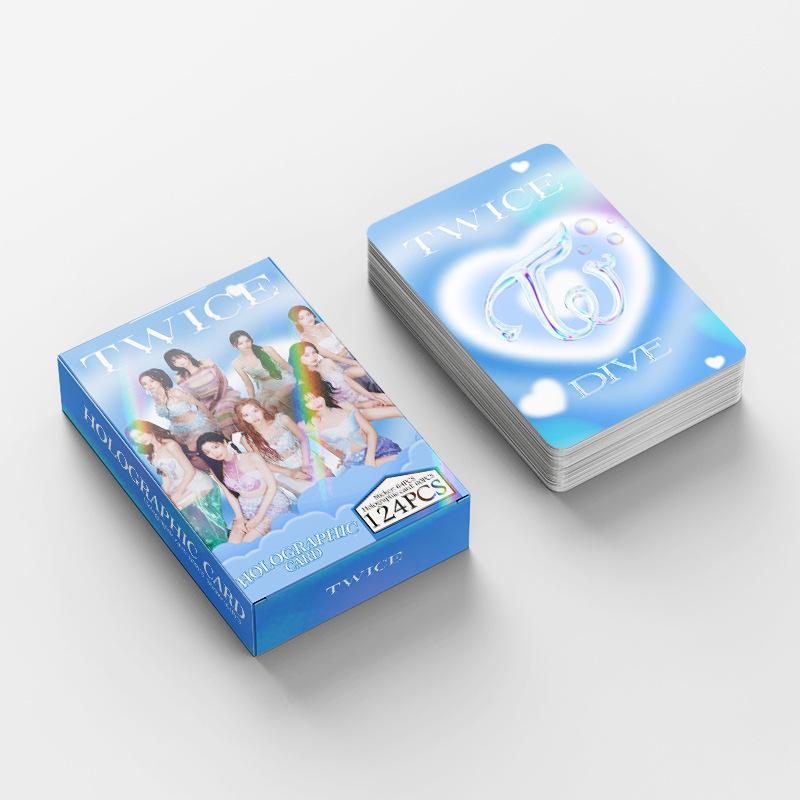 TWICE DIVE KIT - 124 PIÈCES (60 CARTES PHOTO HOLOGRAPHIQUES + 64 AUTOCOLLANTS)