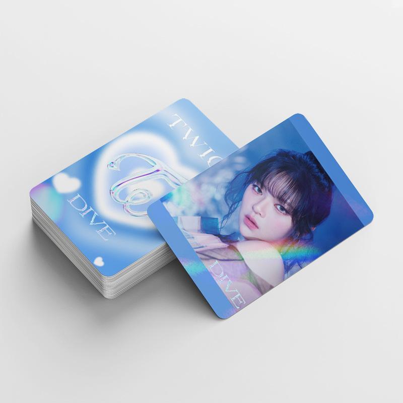 TWICE DIVE KIT - 124 PIÈCES (60 CARTES PHOTO HOLOGRAPHIQUES + 64 AUTOCOLLANTS)