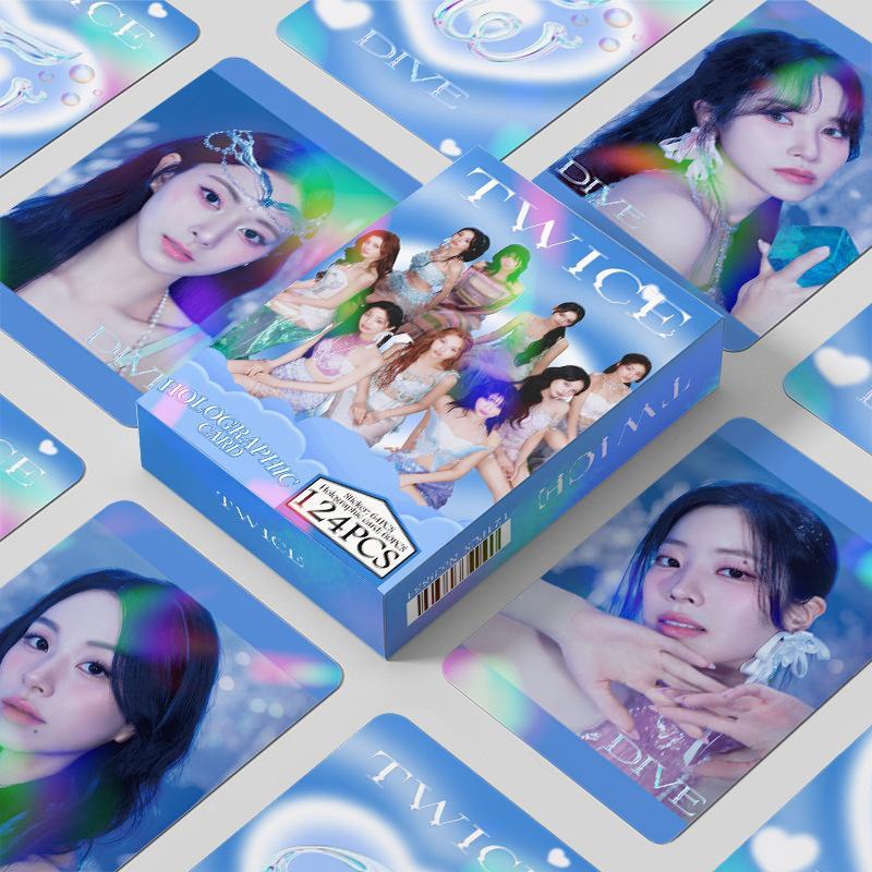 TWICE DIVE KIT - 124 PIÈCES (60 CARTES PHOTO HOLOGRAPHIQUES + 64 AUTOCOLLANTS)