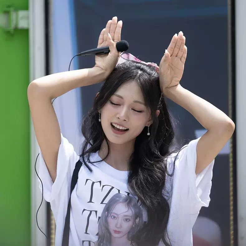 CHEMISE TZUYU (TWICE) 100% COTON (blanche et noire)