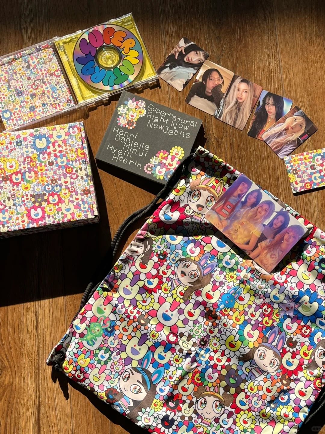SAC À CORDON COULISSANT NJZ NEWJEANS AVEC BOÎTE PERSONNALISÉE ET ACCESSOIRES